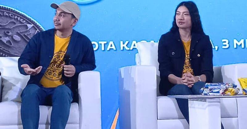 Raditya Dika dan Anissa Aziza pada peluncuran kolaborasi Pokémon dengan OREO di Kota Kasablanka pada Jumat (3/5/2024). - Popmama.com/Daffa Almaas